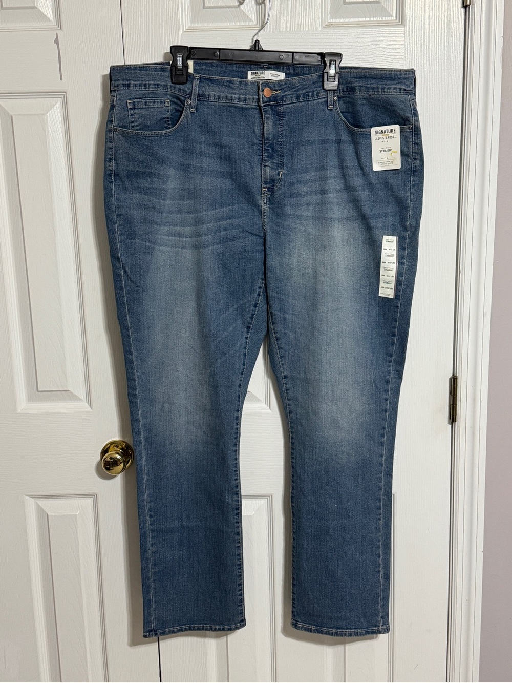 Signature Levi Totally Shaping Straight Blue Denim Jeans 37x32
